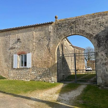 La Commanderie Des Templiers Gite 4 Etoiles Saint-Etienne-de-Brillouet Ngoại thất bức ảnh