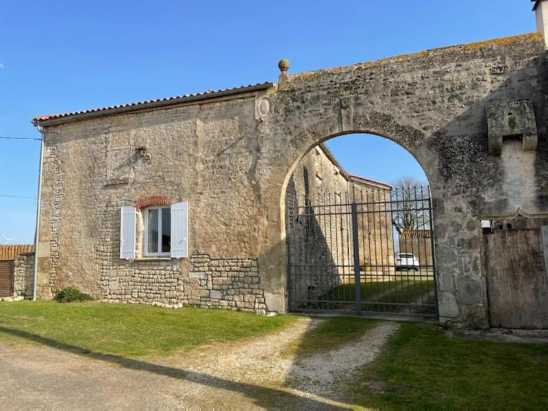 La Commanderie Des Templiers Gite 4 Etoiles Saint-Etienne-de-Brillouet Ngoại thất bức ảnh